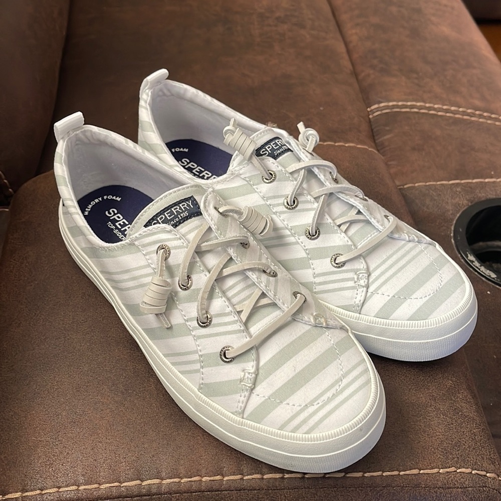 Brand New never worn Women’s Crest 9 Sperrys